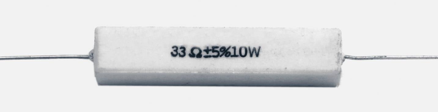 En cementbelagd trådmotstånd märkt '33 Ω ±5% 10W', lämplig för användning i elektroniska kretsar.