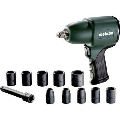 Trådlös slagtorsion med "metabo"-logotyp och sorterade utväxlingar och adaptrar visade på en vit bakgrund.