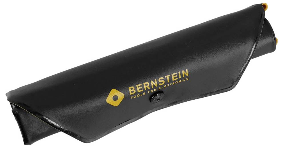 Ett svart Bernstein verktygsväska för elektronik, stängd och säkrad med en knapp, med gul logotyp på framsidan.