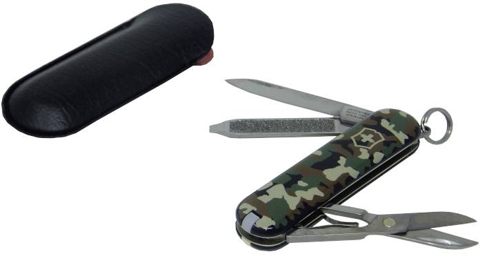 Ett fickkniv med kamouflasemönster, innehåller sax, nagelfil och blad. Bredvid en svart läderfodral.