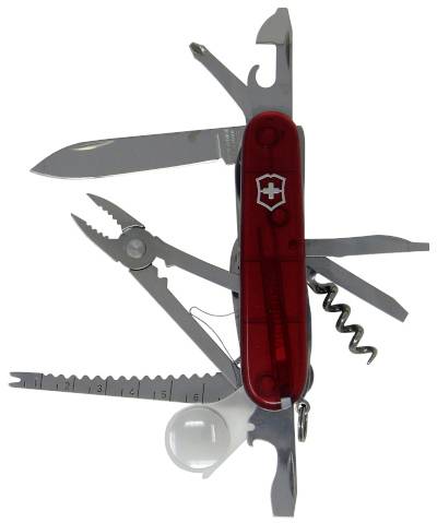 Rött schweiziskt fällkniv med utfällda verktyg som kniv, sax, såg och korkskruv, framför vit bakgrund.
