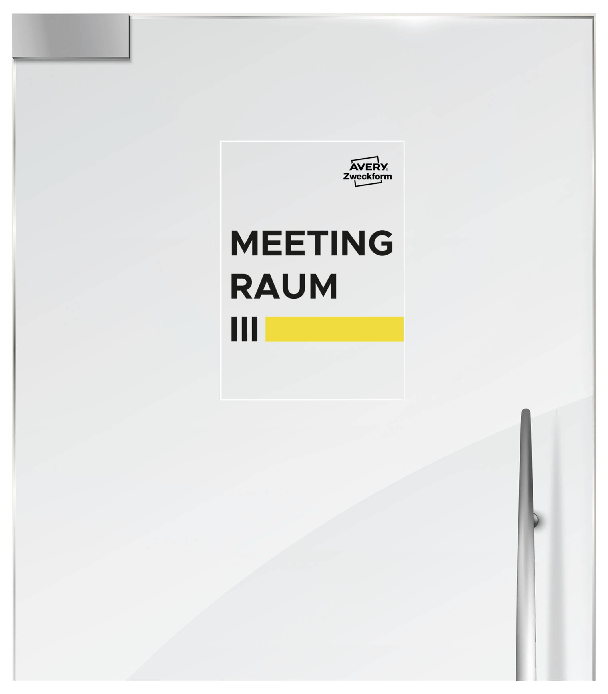 Skylt på dörr med texten 'MEETING RAUM III' och ett gult streck på en vit dörr.