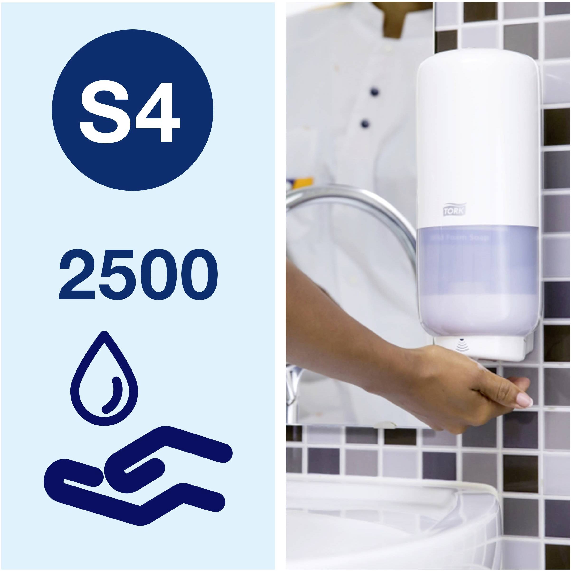 En dispenser för flytande tvål (S4) med kapacitet för 2500 användningar. En hand aktiverar dispensern på en badrumskvägg.