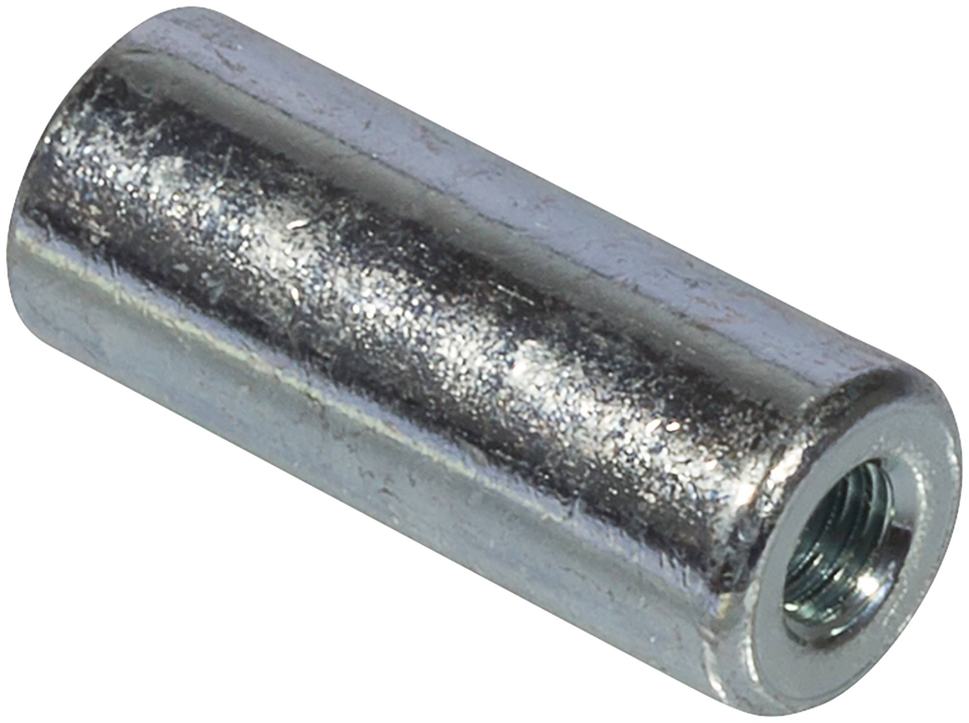 Metallisk cylindrisk gängad distanshylsa med interna gängor, visad på vit bakgrund.