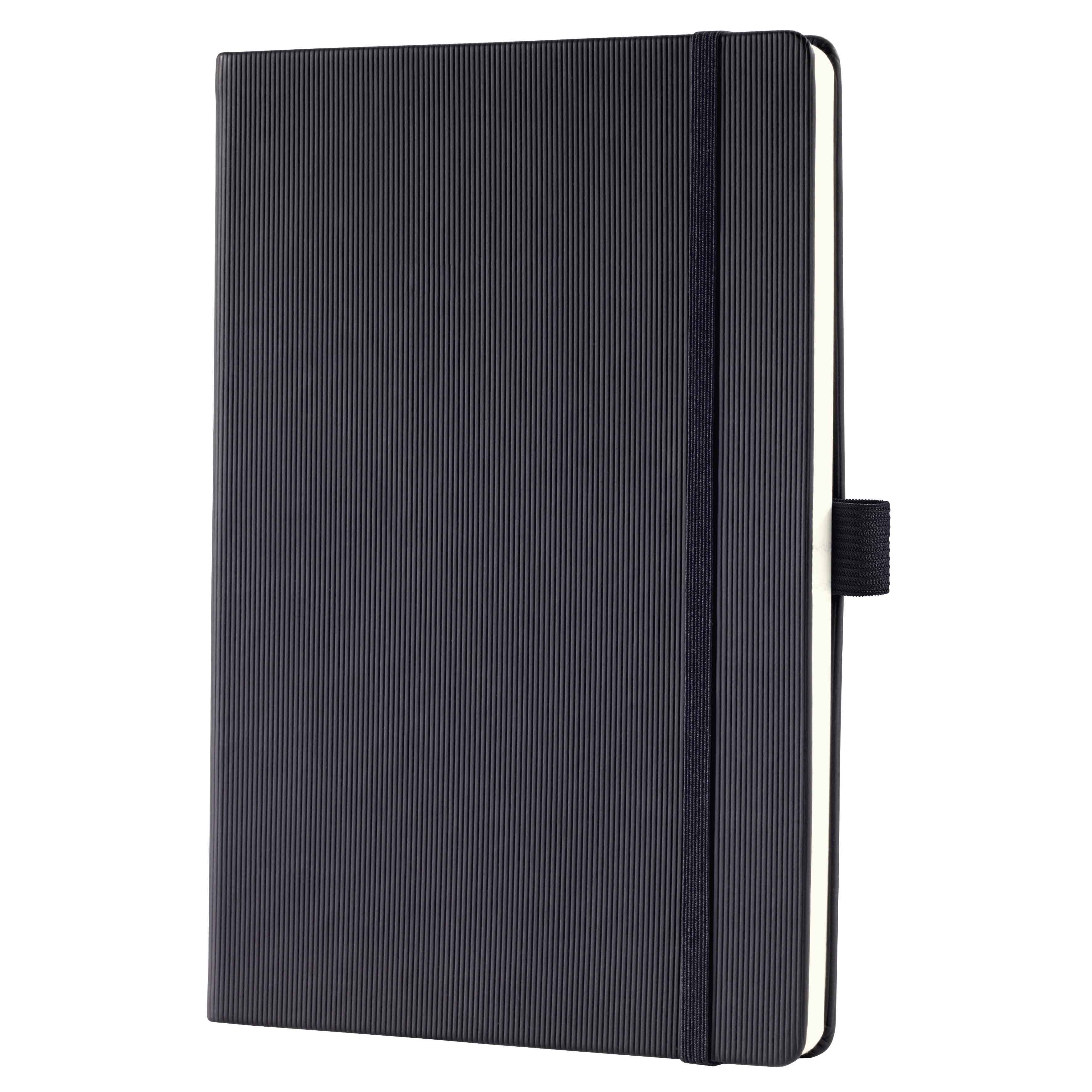 Svart hårdpärma anteckningsbok med elastisk stängningsbälte, visad stängd på vit bakgrund.
