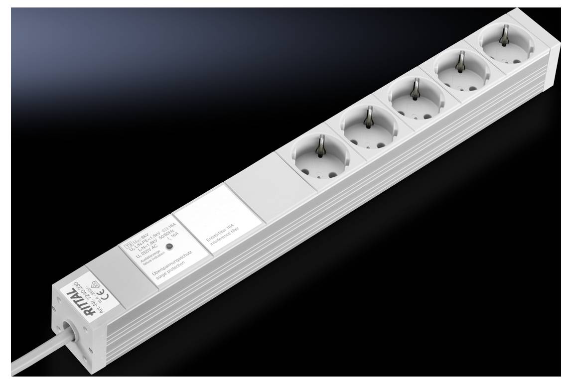Grenuttag med fem uttag, lämplig för europeiska kontakter. Märkt med CE- och TÜV-märken, tillverkad av Rittal.