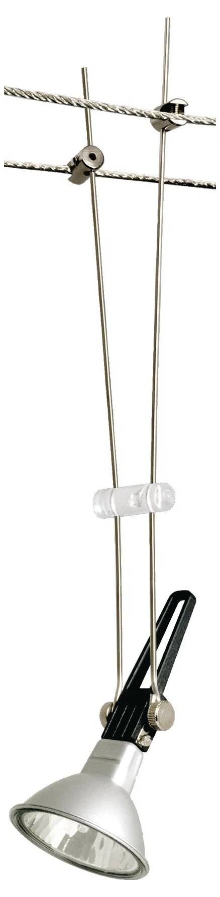 En hängande lampa med metallkabel och silverfärgad skärm hänger i taket. Designen är modern och minimalistisk.