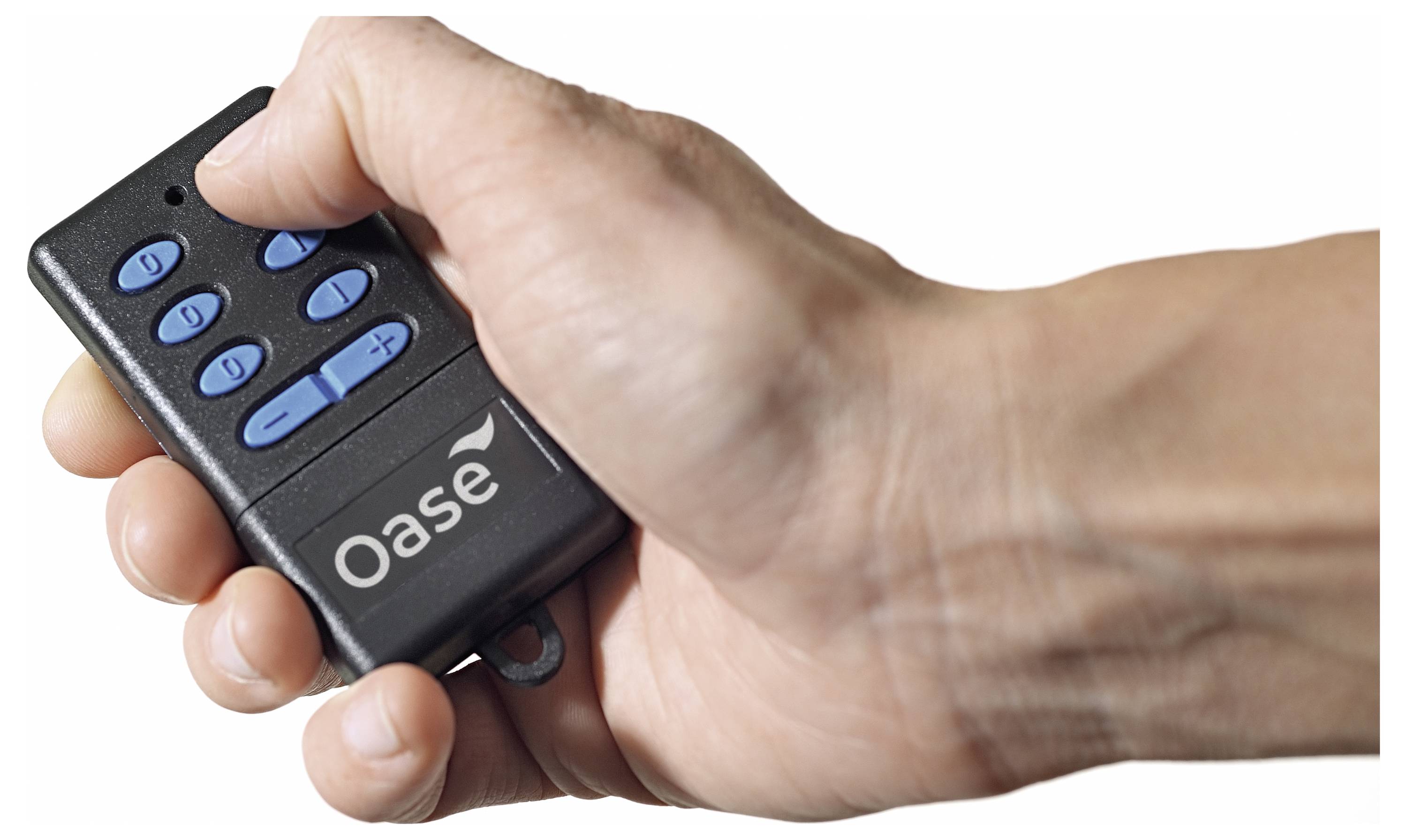 En hand håller en svart fjärrkontroll med blå knappar och ordet 'Oase' på den.