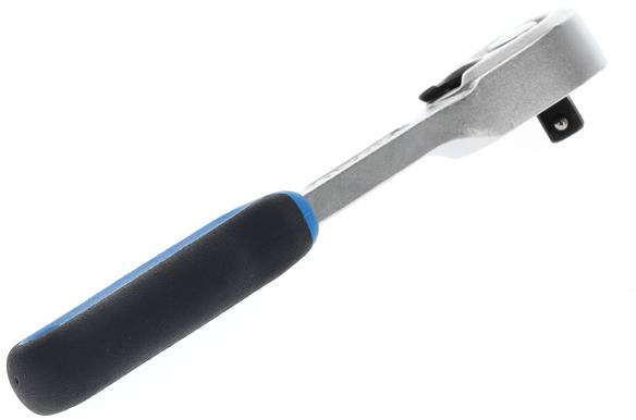Skralle med ergonomiskt handtag, tillverkad av metall och plast, avsedd för att dra åt eller lossa skruvar och muttrar i trånga utrymmen.