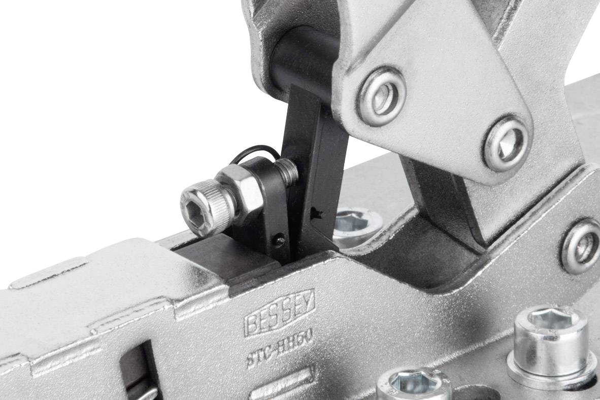 En närbild av en metallisk snabbspännklämma med skruvar. Märkningen 'BESSEY STC-HH50' syns på klämman.