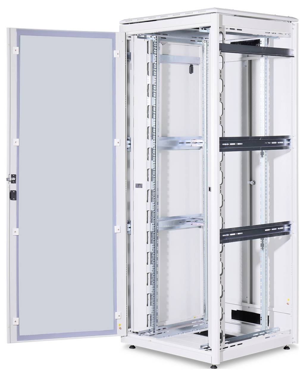 Ett öppet serverrack med flera hyllplan, lämpligt för datacenter. Dörrarna är öppna, inga enheter inuti.