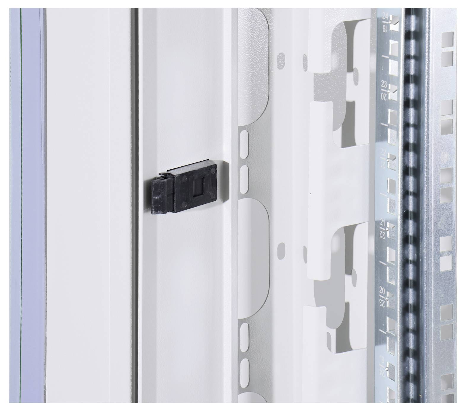 En detaljbild av en elskåp med flera vertikala kabelkanaler och fästanordningar, skildrad i närbild.