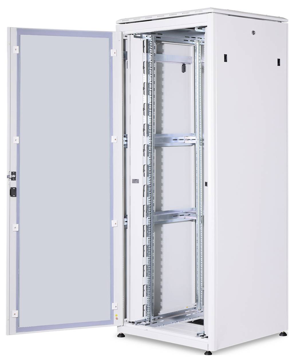 Ett öppet, tomt serverrack med glasdörr på vänster sida, avsett för installation av IT- och nätverksutrustning.