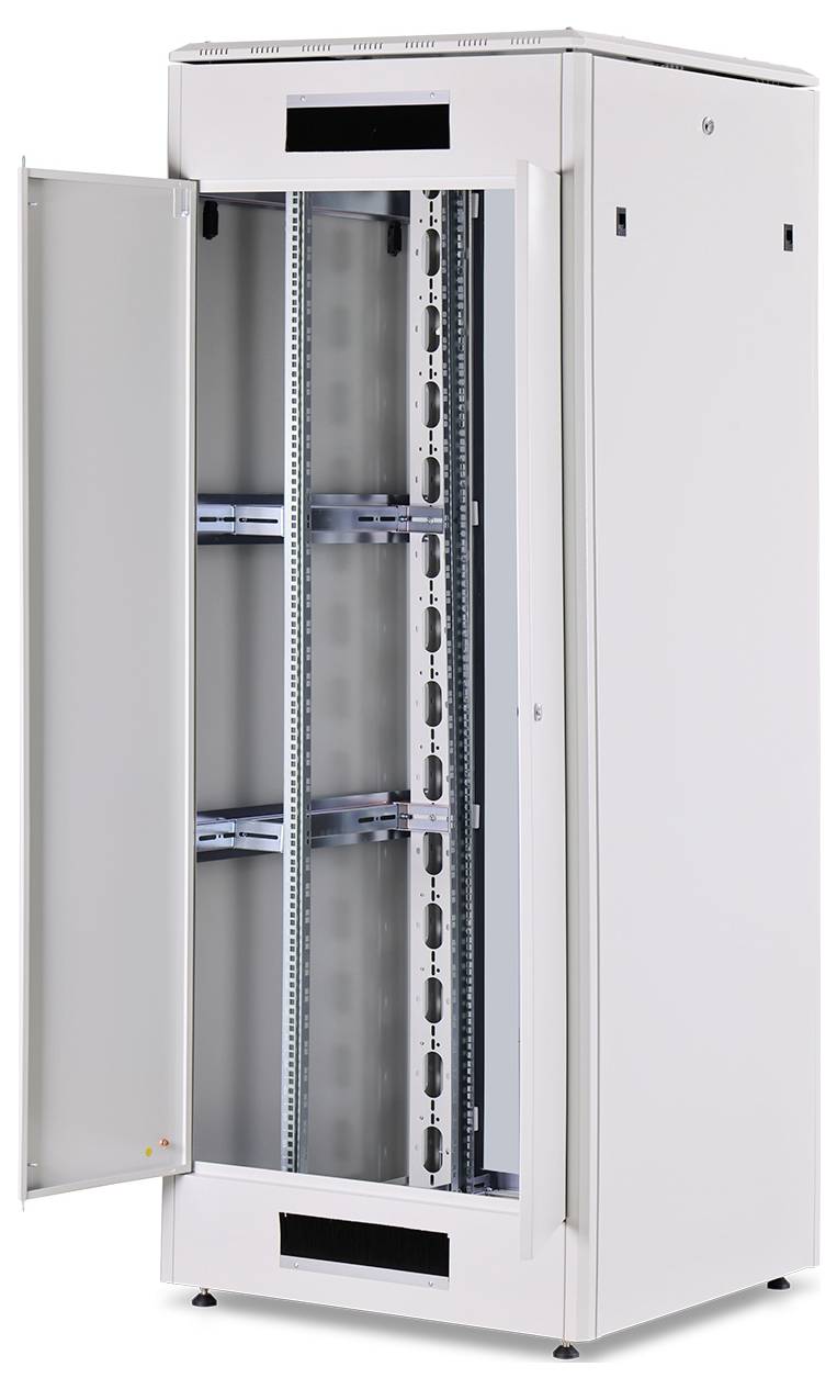 Ett öppet, tomt serverrack, vitt, med öppen dörr. Innehåller monteringsskenor för server- och nätverksutrustning.