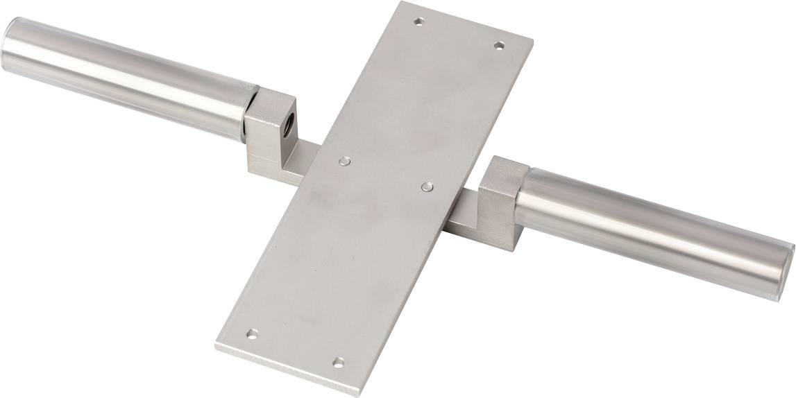 Ett silveraktigt metallstycke med två parallella handtag som förbinds av en rektangulär platta.