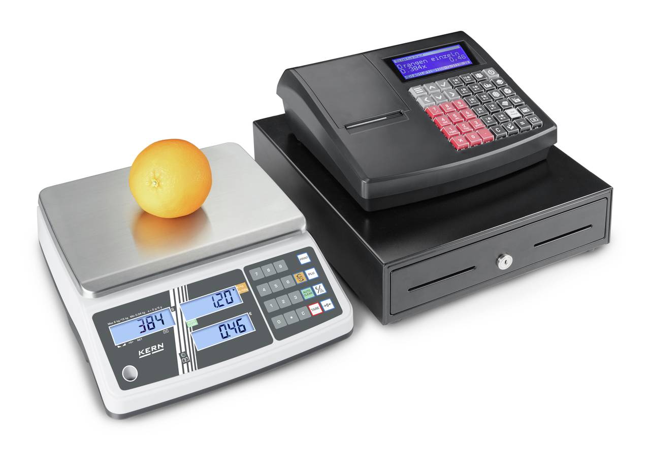 Elektronisk våg med en apelsin till vänster och en kassaapparat till höger. Vågen visar vikt: '120g' och pris: '0,46EUR'.
