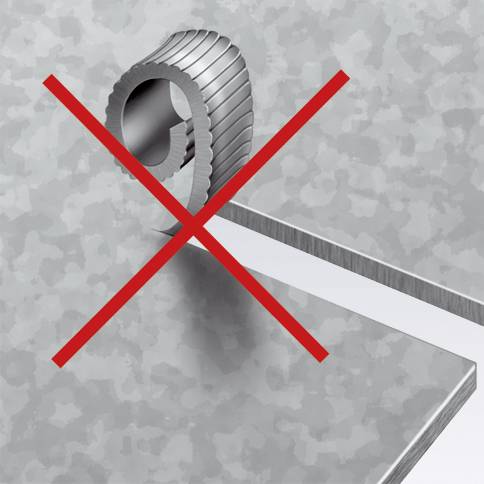En räfflad metallcylinder och en flat metallbit korsas med ett rött X, vilket antyder 'Får ej monteras'.