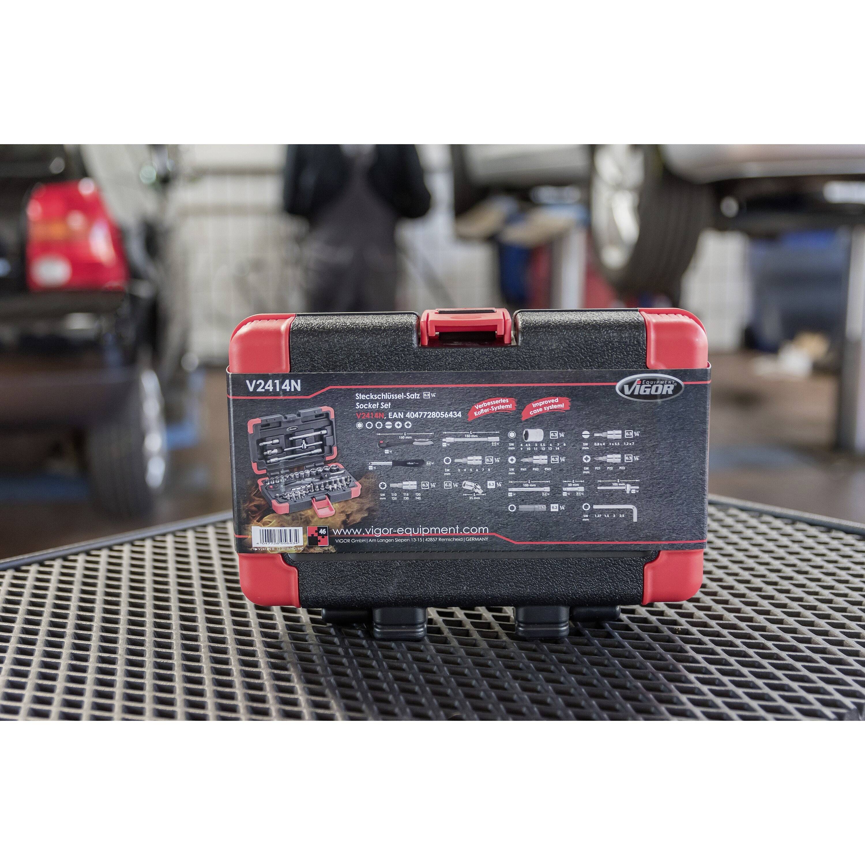 En verktygslåda med texten 'Vigor V2414N'. I bakgrunden syns suddiga bilverkstadselement.