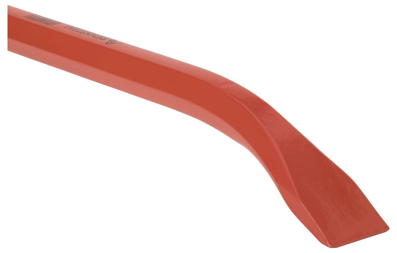 En röd kofot med ett platt, vinklat spets för hävstångseffekt, använd inom bygg- och rivningsarbeten.