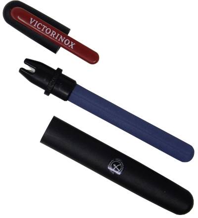 Två knivslipare från märket Victorinox, en med rött lock och en med svart hölje, placerade på vit bakgrund.