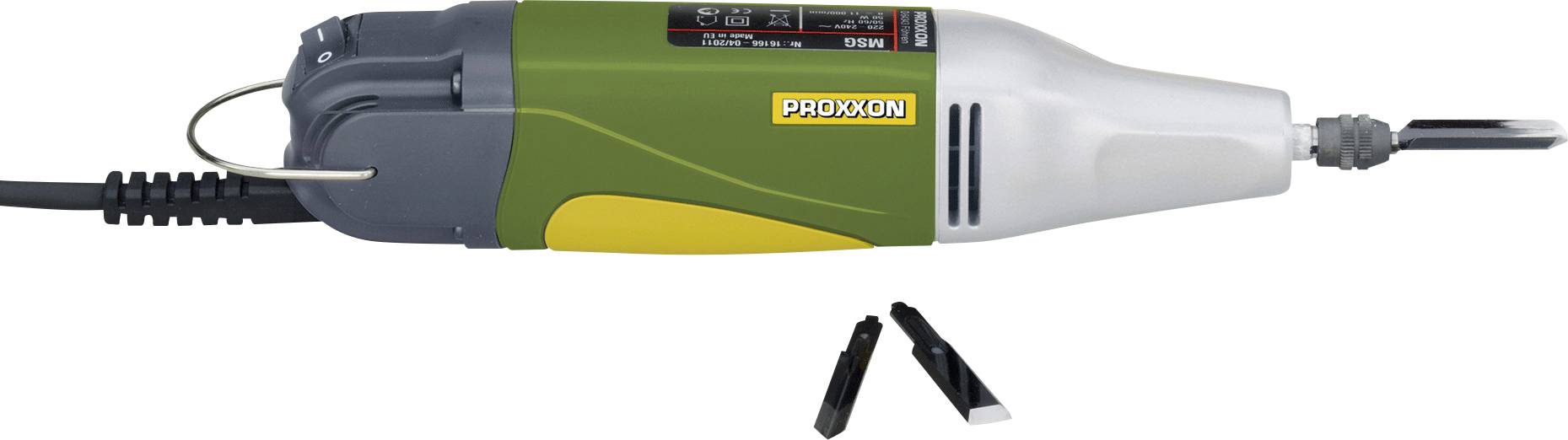 Elektriskt skärverktyg med ett grönt och grått handtag märkt 'Proxxon', inkopplat, två skärblad placerade under verktyget.