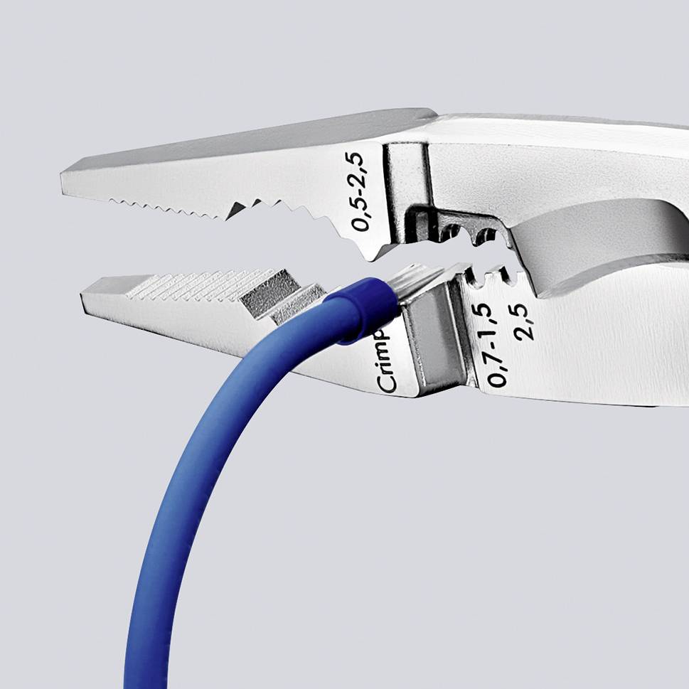 En silverfärgad crimptång klipper ett blått kabel.