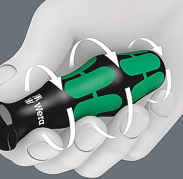 Ett grepp tar tag i ett ergonomiskt verktyg eller handtag, som visar dess halkfria yta med svart och grön design och pilar som anger greppets riktning.
