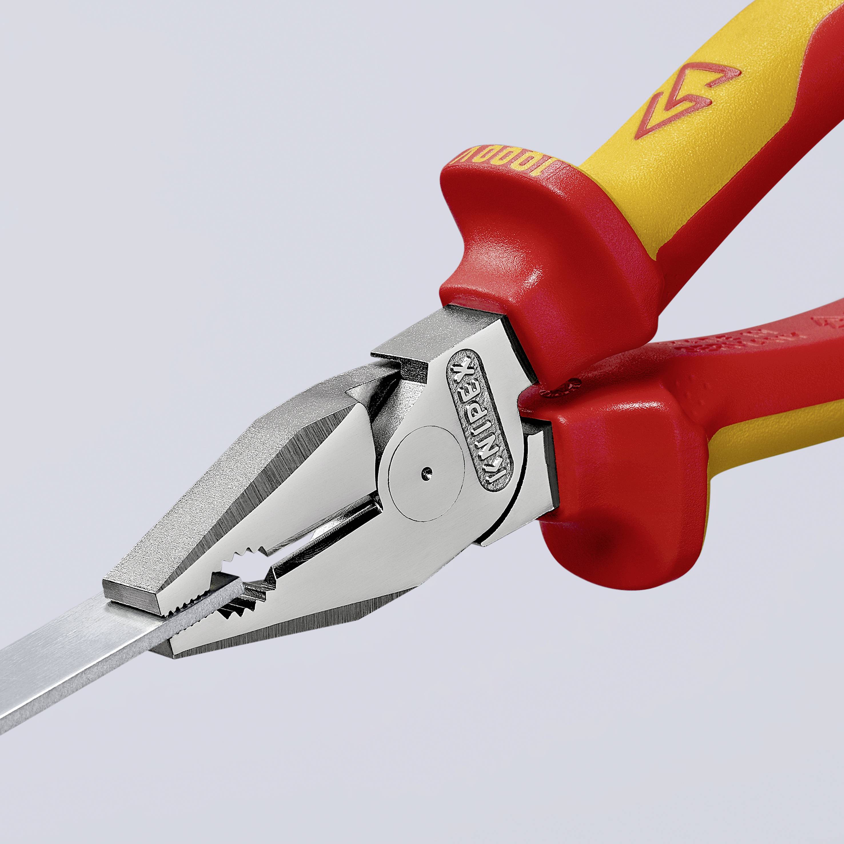 På bilden visas en KNIPEX kombinationstång med röda och gula handtag. Den griper tag i en metallbit.