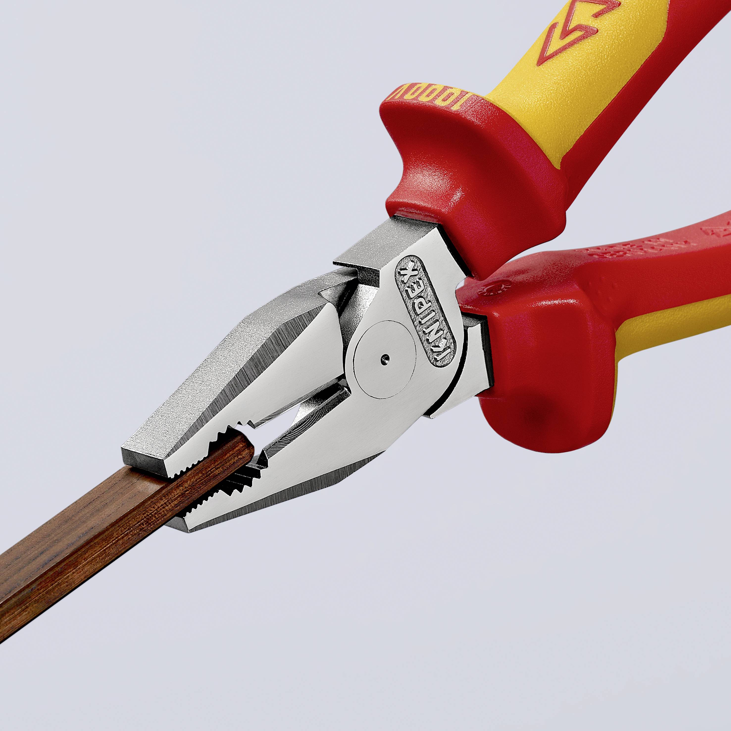 En röd och gul kombinationstång håller ett trästycke. Tången är märkt med 'Knipex'.