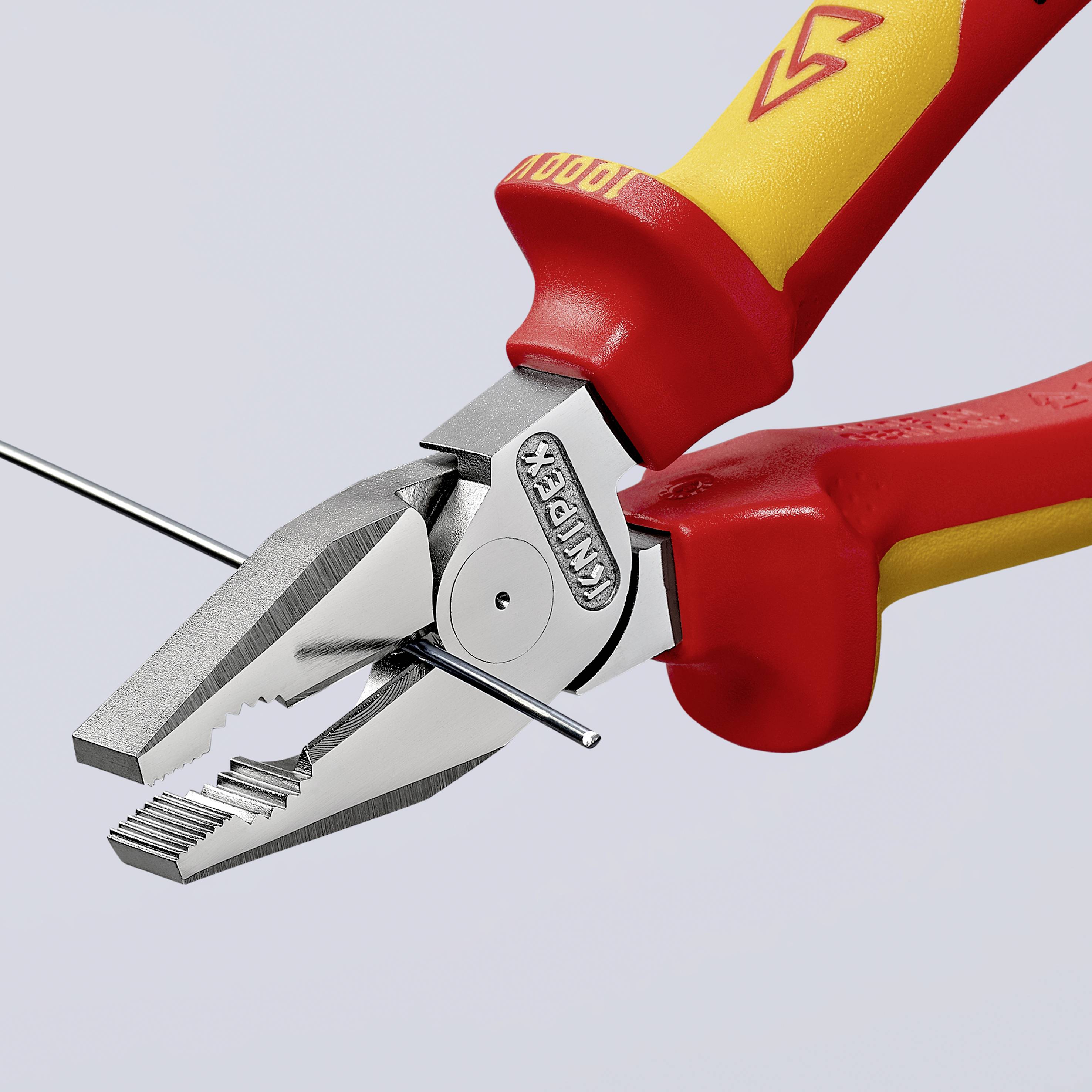 En Knipex-tång klipper en tunn tråd. Tången är röd och gul och visar Knipex-logotypen.