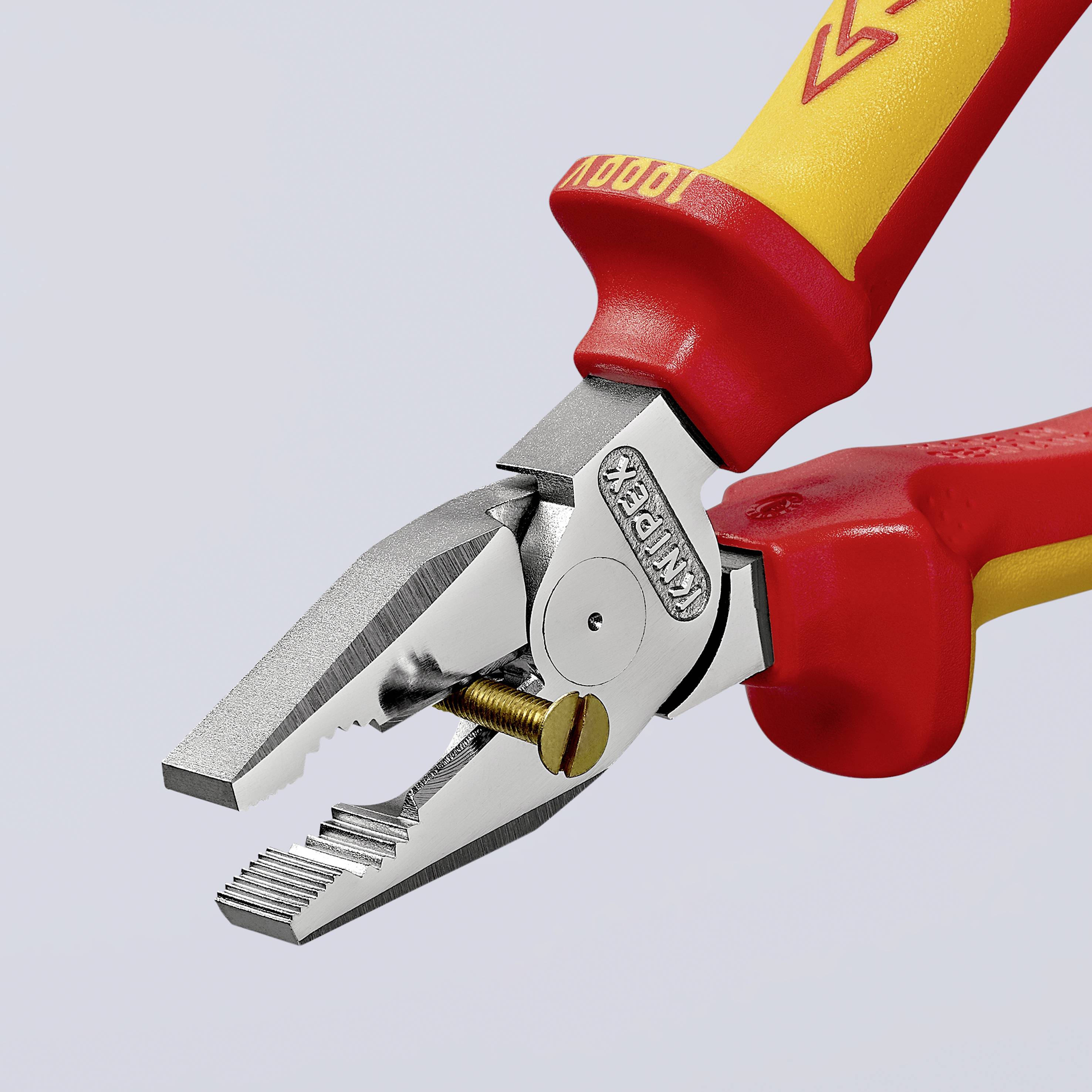 En röd och gul kombinationstång av metall, med isolering för elektriskt arbete, ligger diagonalt i bilden.