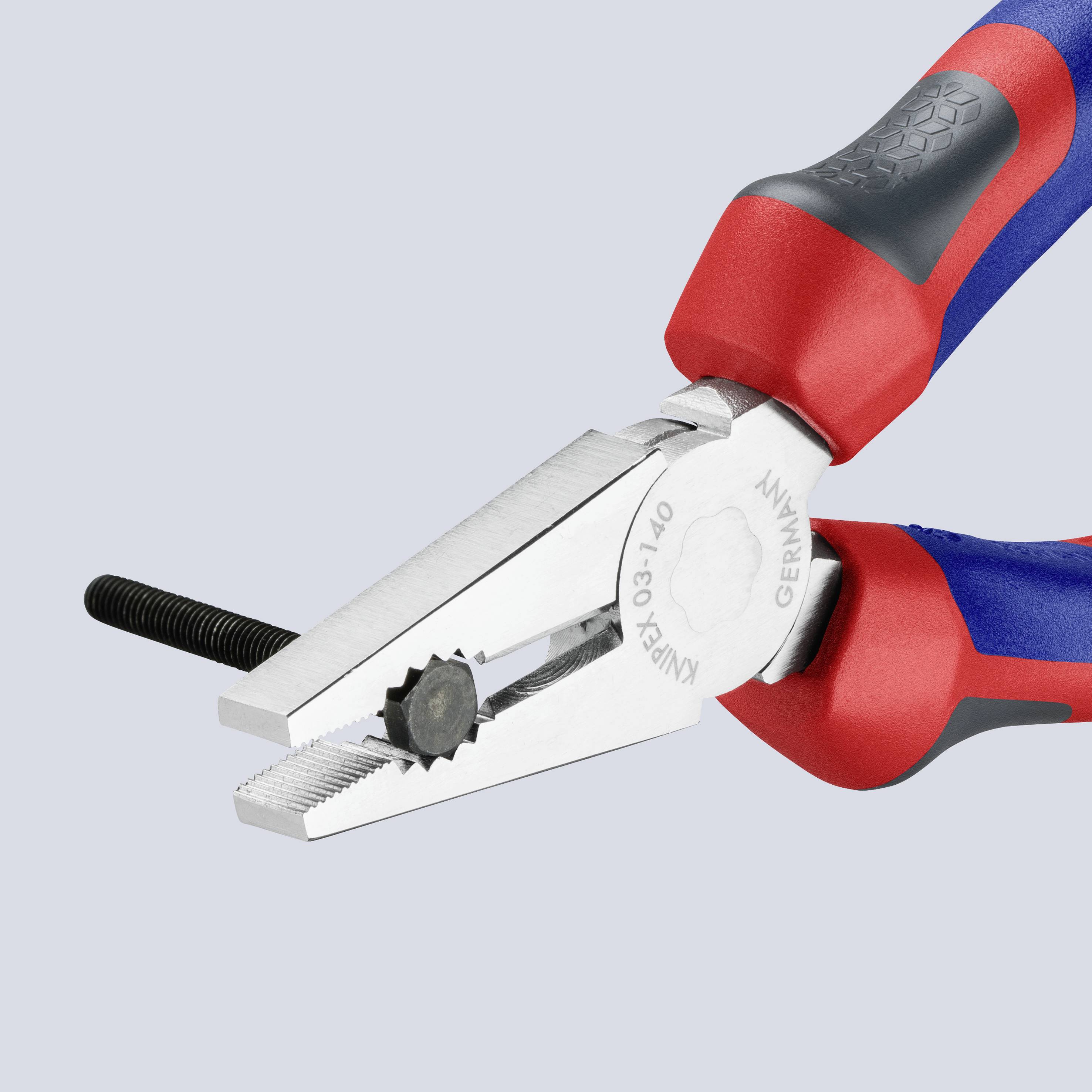 En röd och blå tång griper tag i en metallmutter på en skruv. Fokus ligger på funktionen och verktygets ergonomiska design.