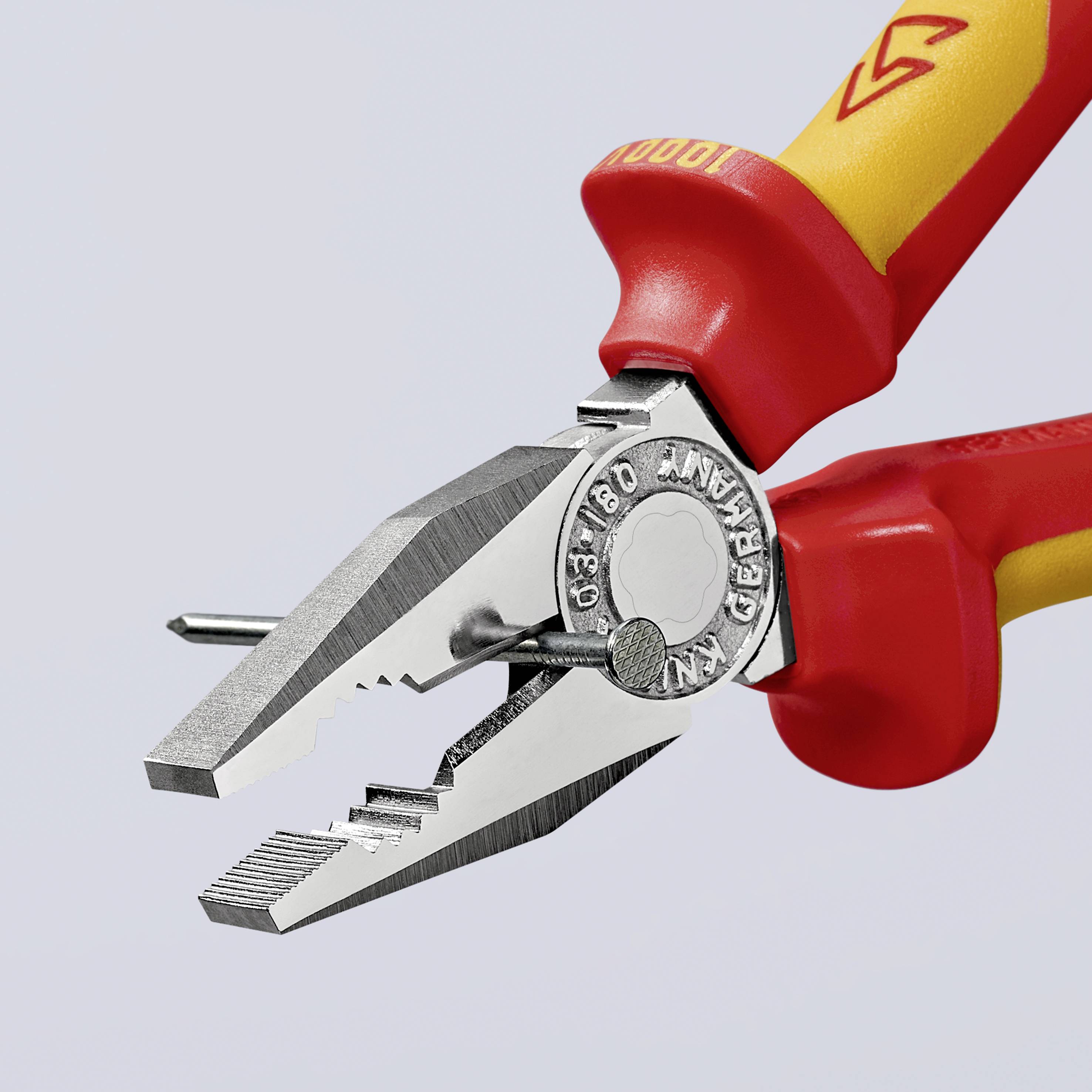 Avbitartång med röda och gula handtag, märkt med 'KNIPEX Germany'. Används för att gripa och klippa trådar.