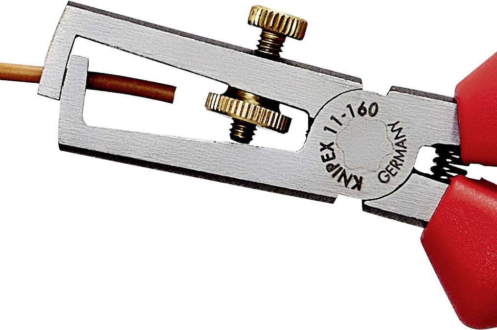 Ett rött avisoleringsverktyg tar bort isoleringen från en tunn kabel. Verktyget är tillverkat av metall och visar gravyren 'Knipex'.