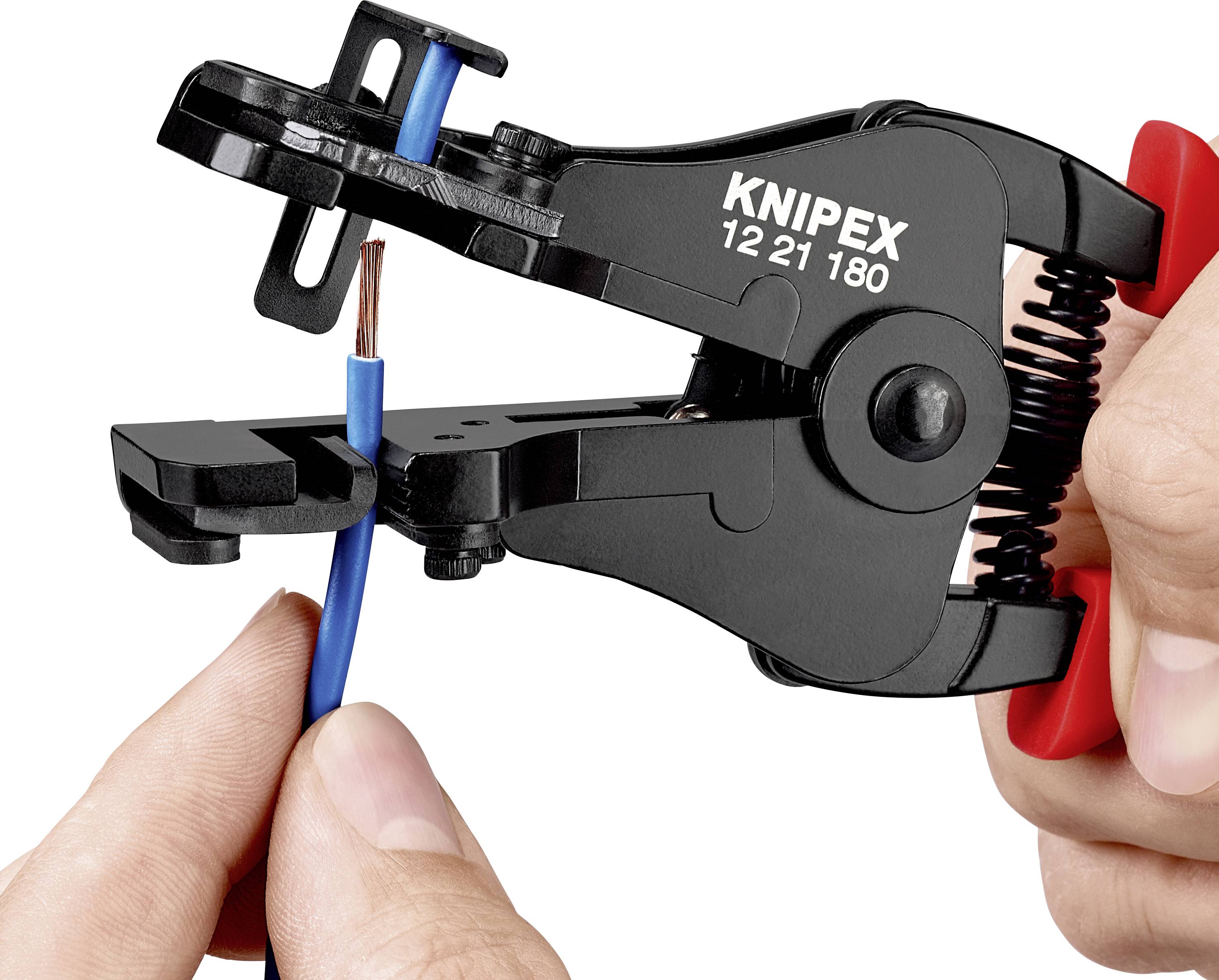 En hand håller en avisoleringstång och tar bort isoleringen från en blå ledning. Tången har texten 'Knipex' tryckt på sig.