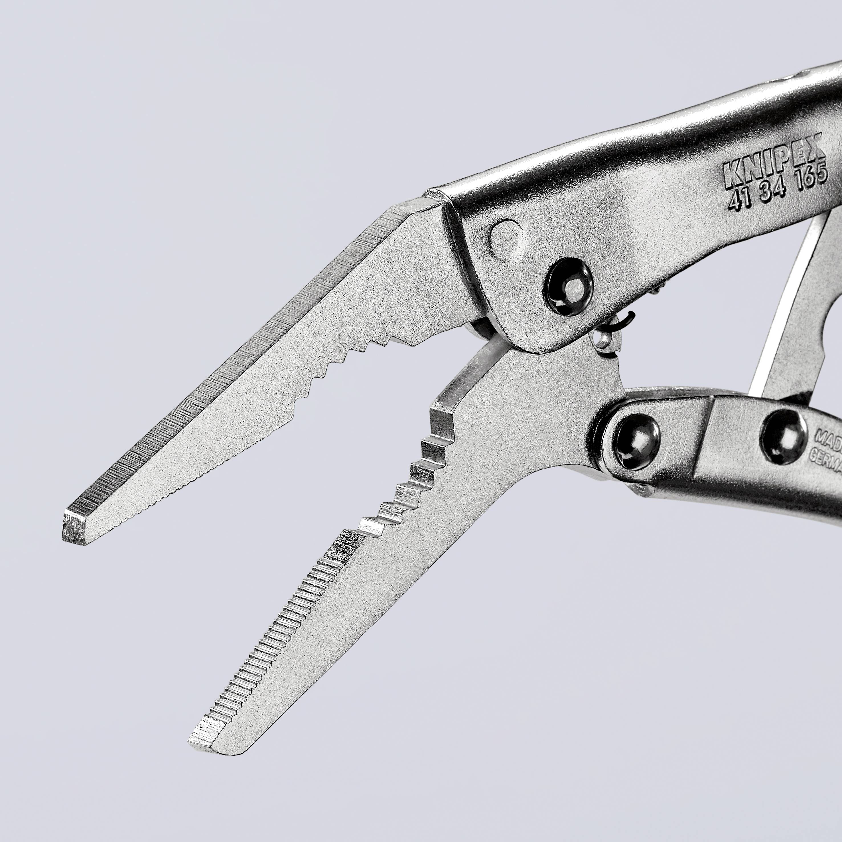 Ett silverfärgat, tandad multiverktyg med rörliga leder, lämpligt för att greppa och skära material.
