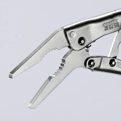 Ett silverfärgat, tandad multiverktyg med rörliga leder, lämpligt för att greppa och skära material.