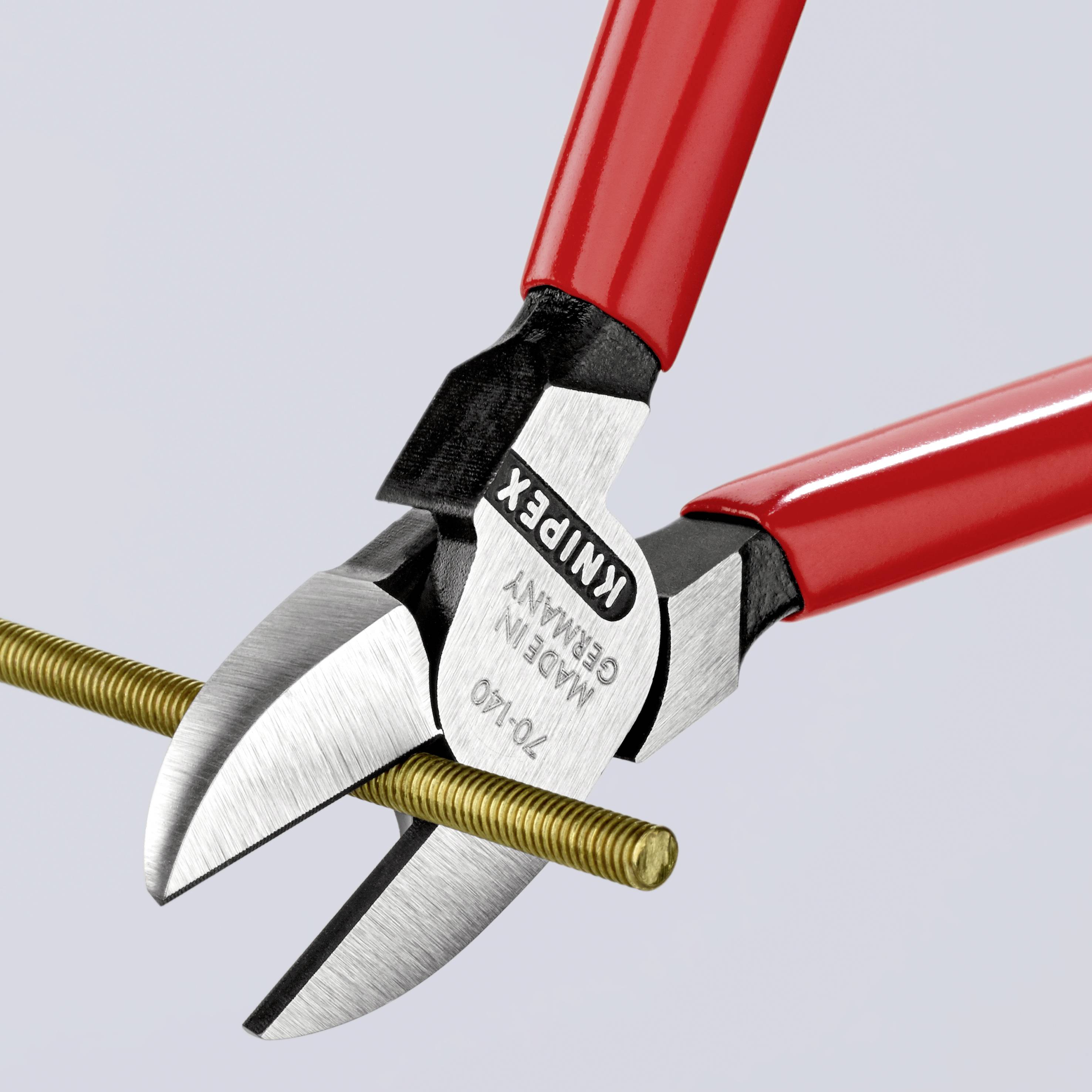 En röd tång klipper en guldtråd. På tången står det 'KNIPEX GERMANY'. Huvudsaklig användning: precisionsklippning.