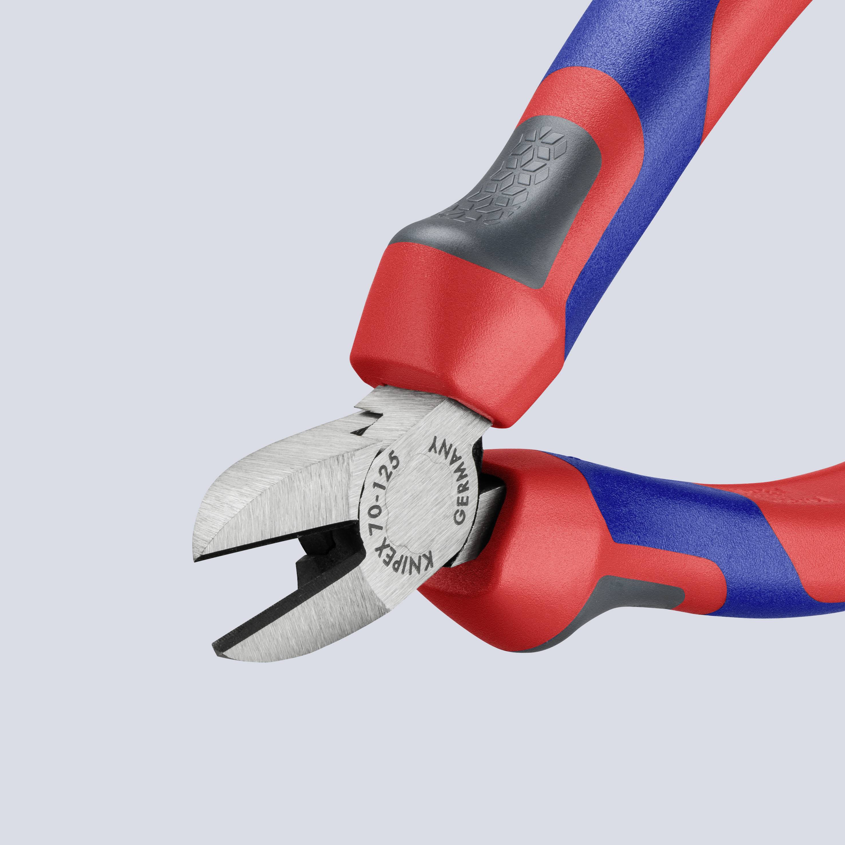 Tänger med röda och blå handtag, speciellt visade för precision vid skärning på ljus bakgrund. Märkta med 'Knipex'.