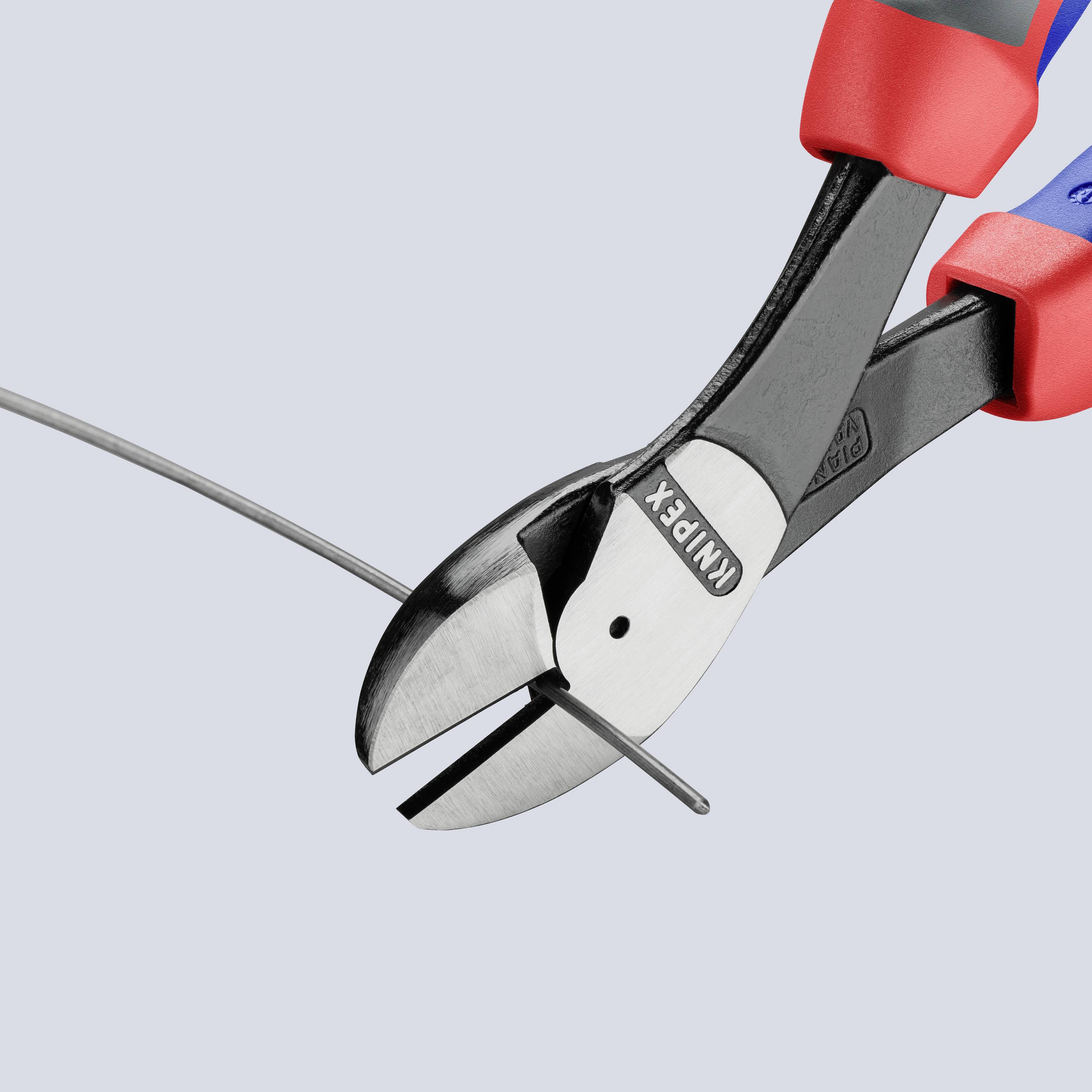 Ett par KNIPEX diagonal avbitare som klipper igenom en metalltråd, mot en enkel ljusgrå bakgrund.