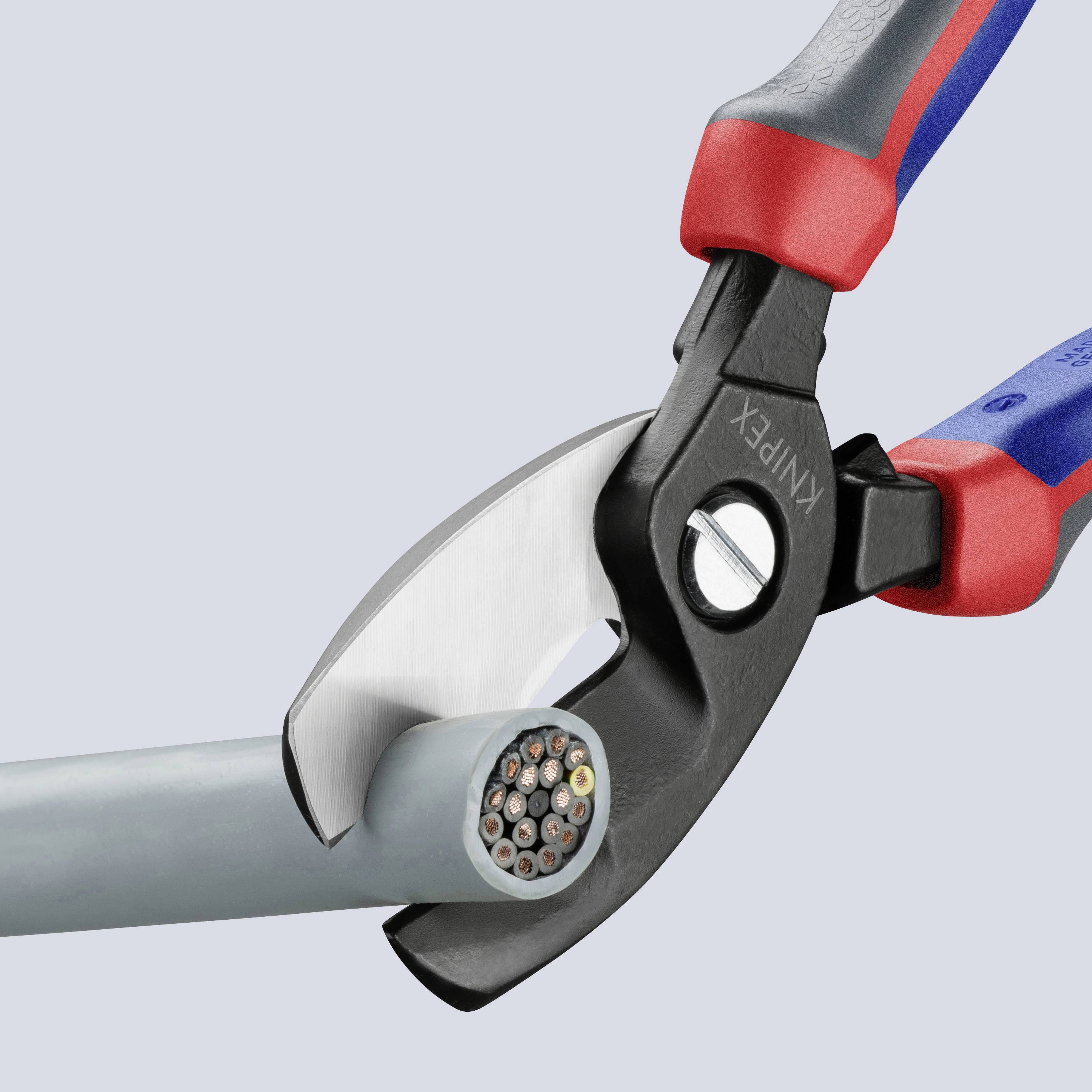Avbitartång klipper en kabel. Plastskyddet och kabeltrådarna är synliga. Huvudfunktion: Kabelklippning.