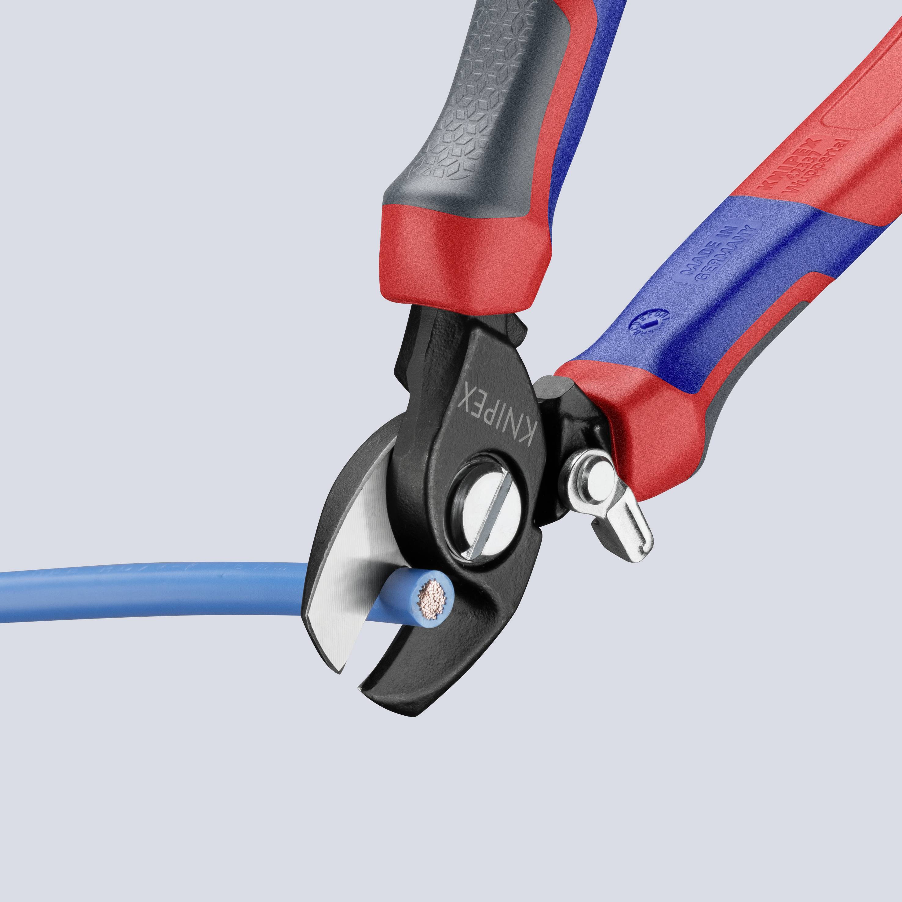 Zange klipper av en blå kabel. Fokus på vassa knivar och ergonomiska handtag. Verktyget visas i användning.