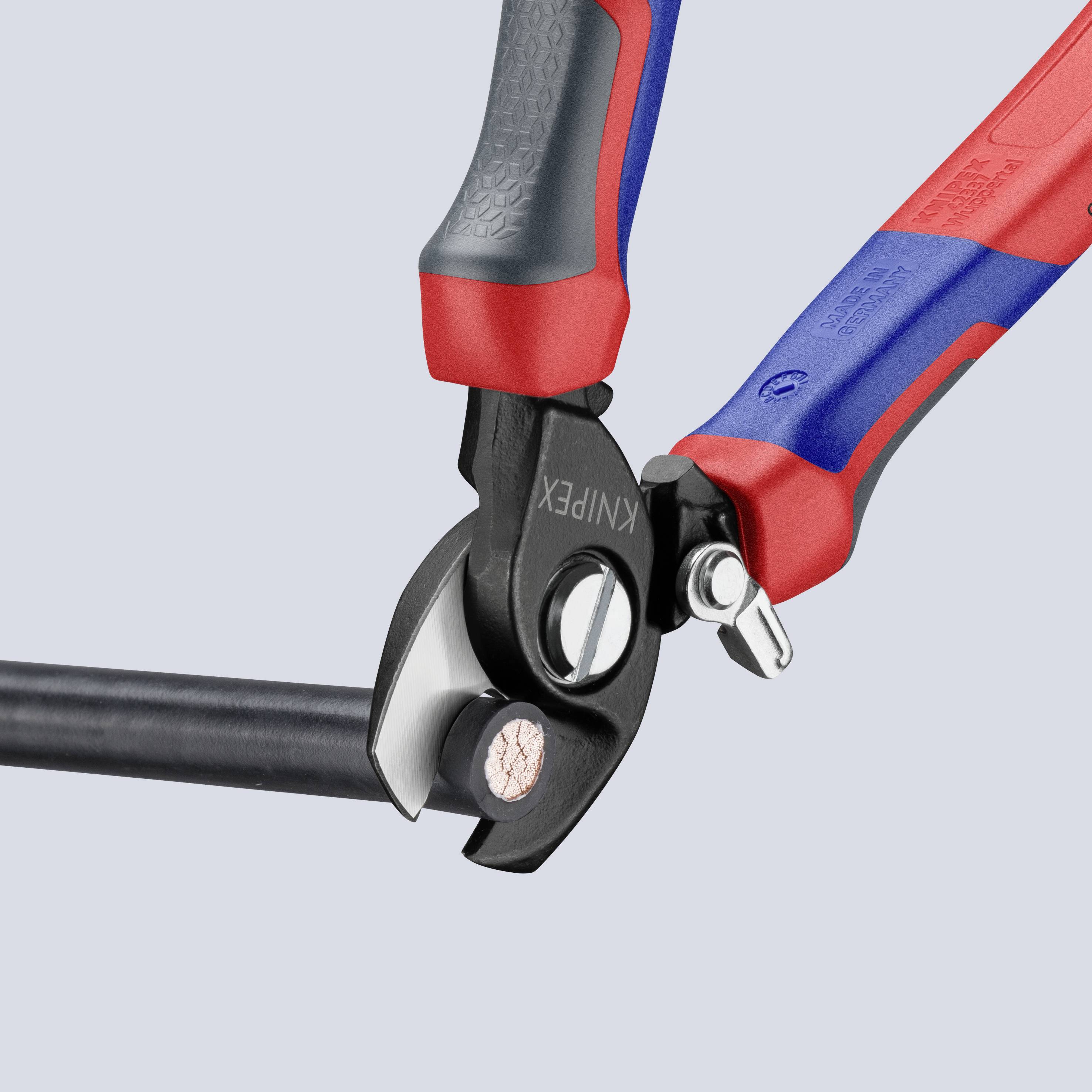En röd och blå tång klipper av en tjock svart kabel. Tångens handtag är ergonomiskt utformade.
