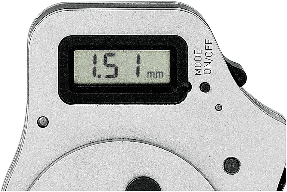 Närbild av en digital skjutmått med en display som visar '1,51 mm'. En omkopplare med lägena 'Mode' och 'On/Off' syns tydligt.
