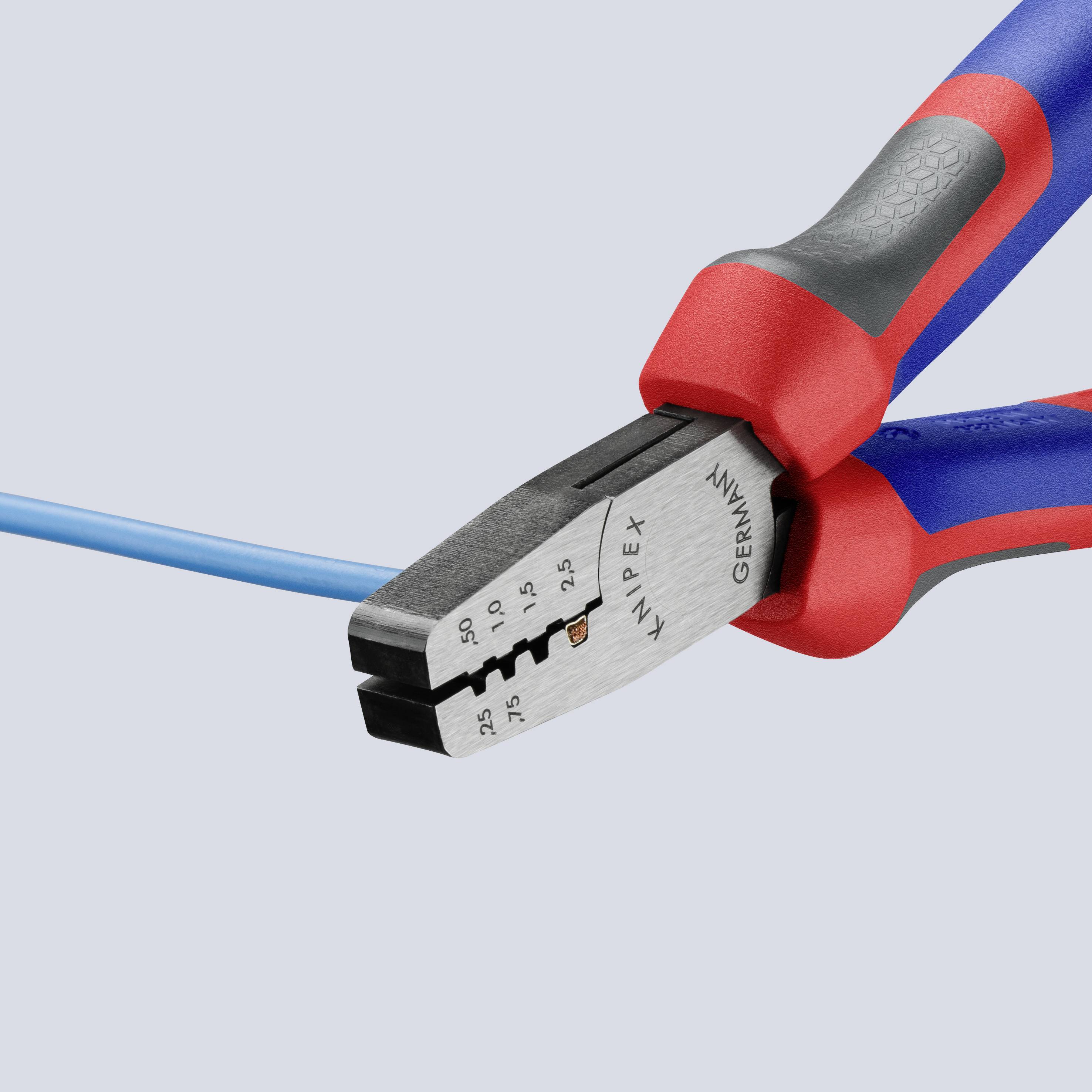 En röd och blå tång klipper en blå kabel. Tången har markeringar för olika kabeldiametrar.