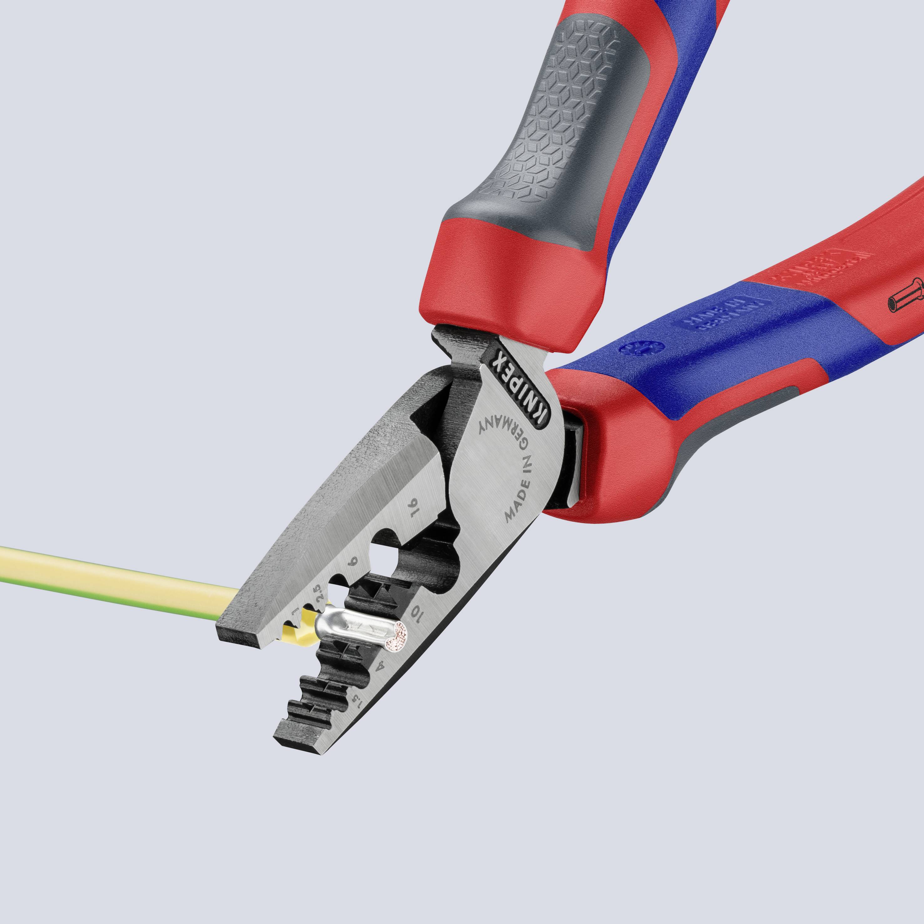 En röd och blå avisoleringstång klipper ett gult kabel. Tången visar detaljer om märken och funktionalitet.