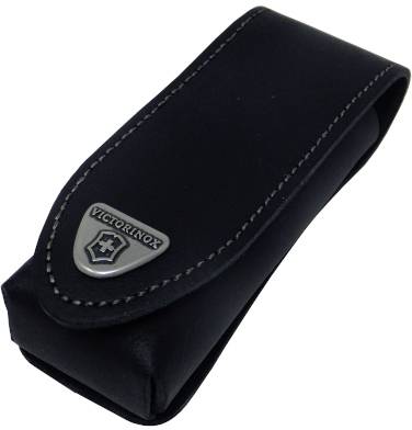 Svart läderetui med logotyp och märke från varumärket 'Victorinox'. Lämplig för förvaring av fickknivar eller liknande verktyg.