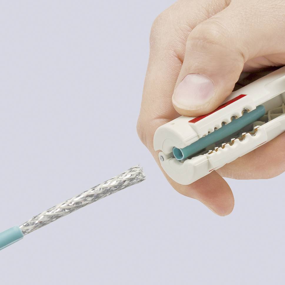En hand håller en avisoleringstång, vilket visar avisolering av en kabel med en specialiserad tång.