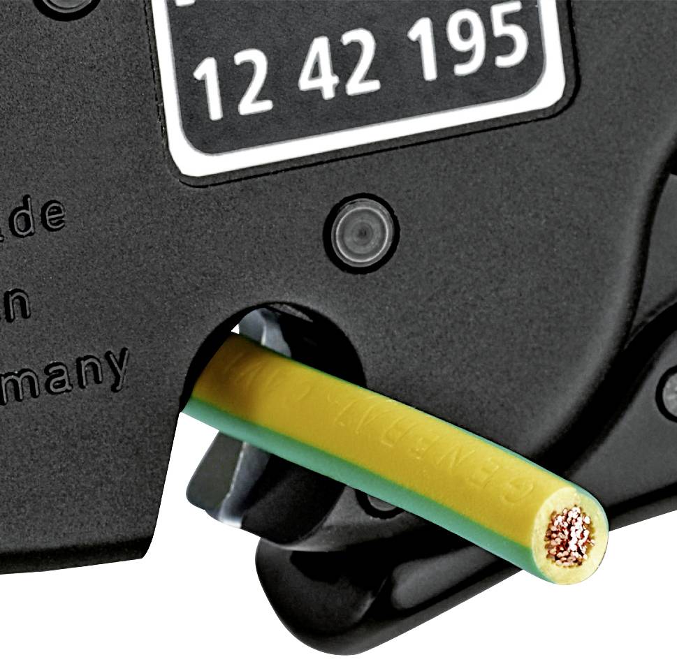 Närbild av en kabelsax som klipper ett grönt och gult kabel. Text 'Germany' och siffror på svart.