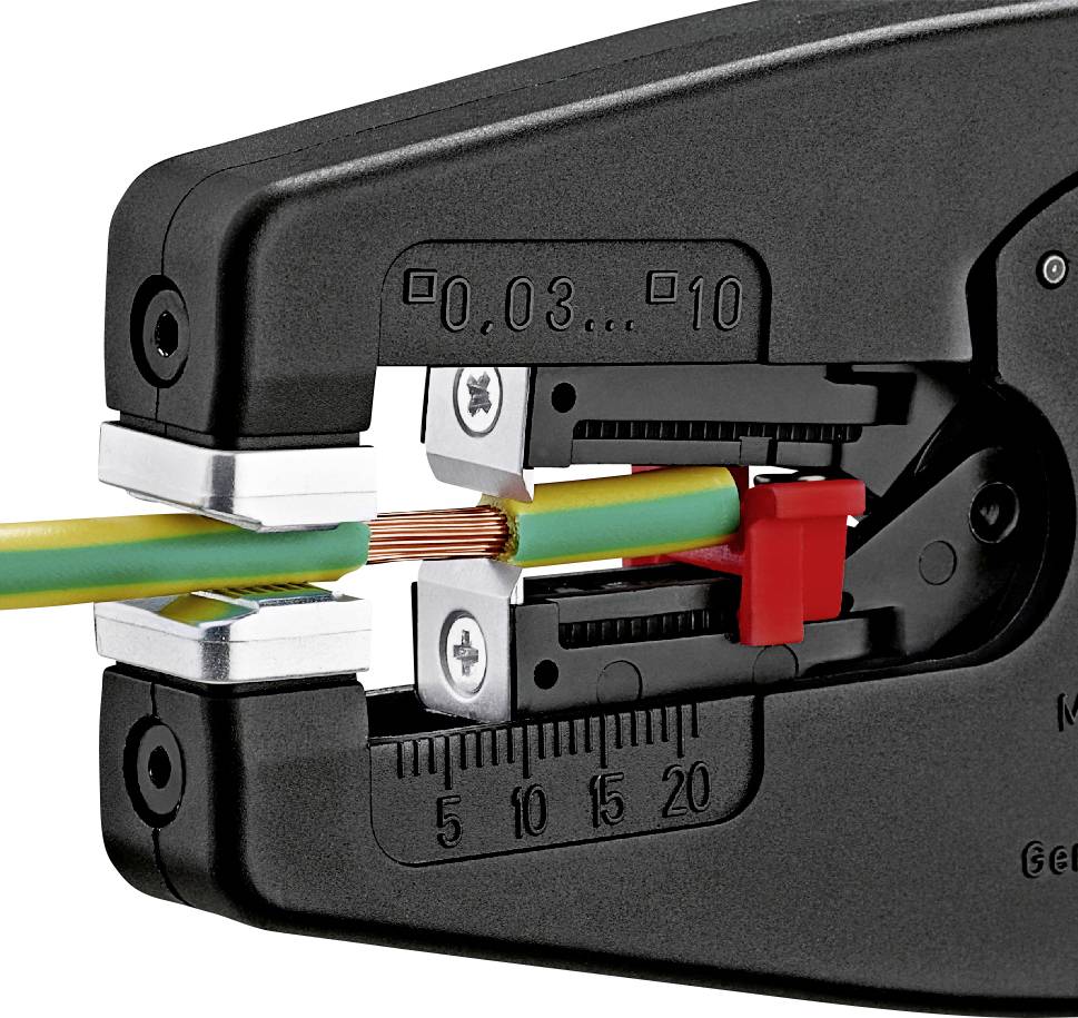 Närbild av ett kabelskällningsverktyg som pressas och skälar en grön isolerad kabel och blottlägger koppartrådar i käftarna.